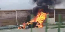 Kierowca cudem zdołał uciec z płonącego BMW. Przerażające sceny na A1