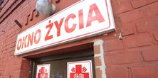 Maleńka dziewczynka w oknie życia w Piekarach Śląskich. "Ma mniej niż dzień"