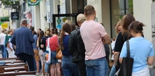 "Kilometrowa kolejka po jagodzianki". Sprzedawczyni coś wytyka