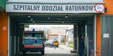 Przyszedł na SOR z raną nogi. Nagle się zaczęło. "Groził śmiercią"