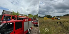 Niebezpieczna zabawa dzieci na dachu. Jedno spadło, drugie zawisło na rynnie