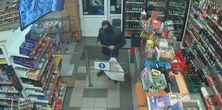 Zamaskowany mężczyzna z siekierą wtargnął do sklepu. Po tych słowach wpadł w szał