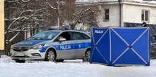Policjantka w radiowozie. Obok parawan. Tragedia na Bródnie
