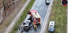 Tragiczny wypadek w Warszawie: Mercedes uderzył w autobus. Wśród rannych roczne dziecko
