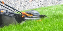 Ta kosiarka elektryczna ma 1800W i jest bardzo cicha. Tnie trawę jak brzytwa