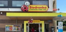 Biedronka na długi weekend. Air Fryer za złotówkę i mięso na grilla w super cenie, a zakupy zrobisz do 23.30