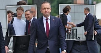 Widok Nawrockiego zaskoczył przechodniów. Wracał z ważnego spotkania w PiS