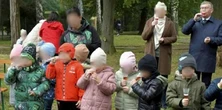 Dzieci świętowały otwarcie placu zabaw Czerninie. Ten jeden szczegół wywołał burzę