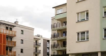 Pojawili się w nocy w kominiarkach i zabarykadowali wjazd. Mieszkańcy nie mogą dostać się na osiedle