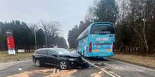 Wypadek w Przymiłowicach. Autobus z 37 pasażerami huknął w osobówkę, na miejscu wszystkie służby