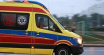 Kobieta spadła z balkonu do rzeki i zmarła na miejscu. Tragedia w Szczytnej