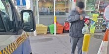 Senior wyglądał niepokojąco. Miał kartkę z numerem. Telefon odebrała zrozpaczona kobieta