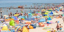 Horror na plaży. Ratowniczka została przebita parasolem