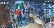 Mężczyzna z maczetą wtargnął do sklepu. Policja udostępnia szokujące nagranie