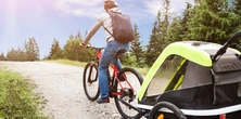 Ta przyczepka do roweru ma 5 pasów bezpieczeństwa i system amortyzacji. Idealna dla dziecka i zwierzaka