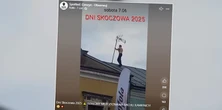 Niebezpieczna sytuacja na Dniach Skoczowa. Półnagi mężczyzna biegał po dachu