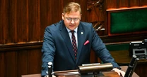 Sławomir Ćwik przemawia, posłowie PiS krzyczą. "Przedszkolny klimat się tu pojawił"
