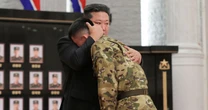W objęciach Kim Dzong Una. Pjongjang urządził propagandowy spektakl. "To sygnał dla Putina"