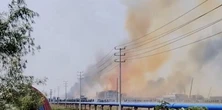 Potężna eksplozja i pożar w zakładach chemicznych. Służby ścigają się z czasem
