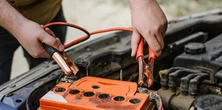 Planujesz wyjazd? Zaopatrz auto w prostownik [megaprzegląd]