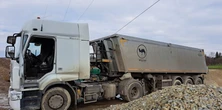 Dramat pod Tarnowem. Ciężarówka zahaczyła o linię energetyczną. Gdyby kierowca został w wozie...