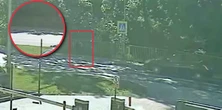 Nastolatka wbiegła prosto pod samochód. Wstrząsające zachowanie kierowców. Policja pokazała film