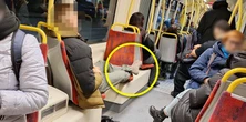 Niesforny pasażer tramwaju w Warszawie z nogami na siedzeniu. Mandat 500 zł?