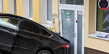Auto wbiło się w szpital w Otwocku. Nie można przesłuchać rannych z powodu ich stanu zdrowia