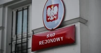 Samochód dostawczy wjechał w budynek sądu. "Z impetem staranował szlaban"
