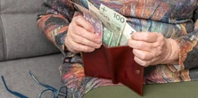 Seniorka wpłaciła kilka tysięcy, żeby "wejść w temat". Tak działał perfidny przekręt
