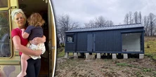Dostały domek ze zbiórki. Dlaczego nadal śpią w przyczepie?