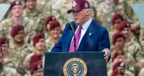 Naczelny dowódca, jakiego jeszcze nie było. "Uwielbia grozić światu swoją potęgą". Donald Trump wreszcie może spełnić swoje marzenie