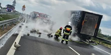 Makabra pod Lublinem. Spłonął tir. W środku tysiące żywych stworzeń