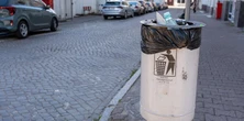 Wyrzucasz śmieci do takiego kosza? Wielu Polaków nie wie, że to wykroczenie. Grozi wysoka grzywna