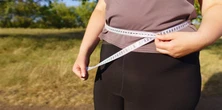Masz taki obwód brzucha? Lekarze ostrzegają. "Ten tłuszcz sprzyja rozwojowi raka"