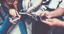 Destrukcyjny wpływ smartfonów. "Dziwić może jedno"