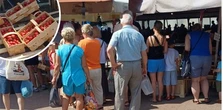 Wielkie kolejki po truskawki. Szał na bazarku. "Zwabiła nas karteczka"