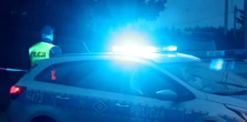 Sąsiadka zauważyła ją zakrwawioną, leżącą przed domem. "Wokół niej krążył mężczyzna"