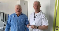 Lech Wałęsa po operacji opuścił szpital. „Dochodzi do siebie w domu”
