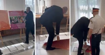 Grzegorz Braun zniszczył wystawę. Prawnik: należało przerwać ten zamach