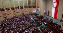 Duży spadek KO, zmiana na szczycie. Nowy sondaż partyjny