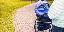 Uderzył młodą matkę w plecy. Upadła, a z wózka wypadło dziecko. Szokujące sceny w Gorzowie