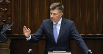 Spięcie posła PiS i Ryszarda Petru. "Jak zobaczy mnie, to spada, ucieka"