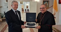 Oburzający gest Kościoła. Z honorami żegna ambasadora Rosji