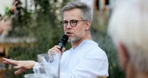 "Pewnego wieczoru dostałem obrzydliwą wiadomość, tam było wszystko". Jacek Dehnel o swoich hejterach