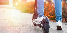 Te hulajnogi elektryczne mają mocny silnik i pojemną baterię