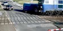 Nie zatrzymał się na rogatkach. Kamera nagrała moment zderzenia [WIDEO]