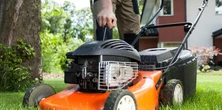 Ta kosiarka to hit działkowców! Pomieści w koszu 75l, kosi na szerokość 51 cm