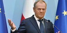 Premier świętuje sukces rządu: jest budżet, koniec drożyzny! Unia może się nie zgodzić