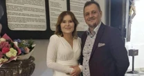 Posłanka PiS z "prywatną mszą". Bukiet w kropielnicy wywołał oburzenie